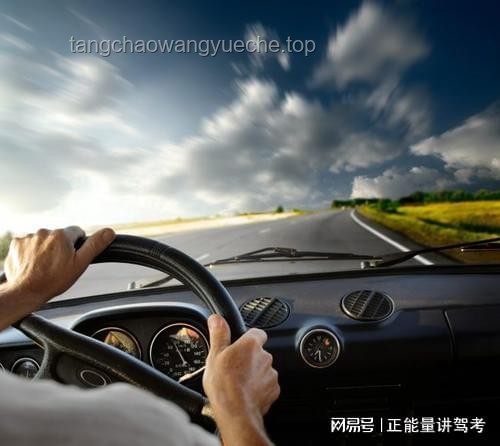 男子开车伸脚窗外玩手机解决方案